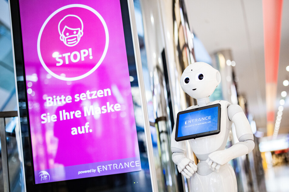 Ein Roboter der Firma Entrance Robotics steht in einem Düsseldorfer Einkaufszentrum an der Kö.