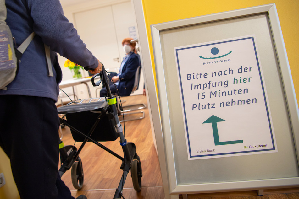 Ein Schild steht zum Start der Corona-Impfungen in bayerischen Hausarztpraxen vor einem Ruhezimmer in einer Hausarzt-Praxis.