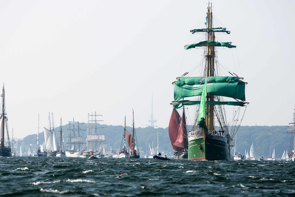Traditionssegler liegen während der Windjammer-Parade in der Förde auf Kurs. Rund 120 Segelschiffe wurden von der Bark "Alexander von Humboldt II" angeführt.