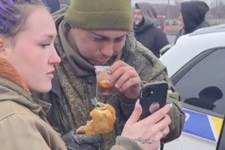 Ukrainerin lässt russischen Soldaten seine Mutter anrufen