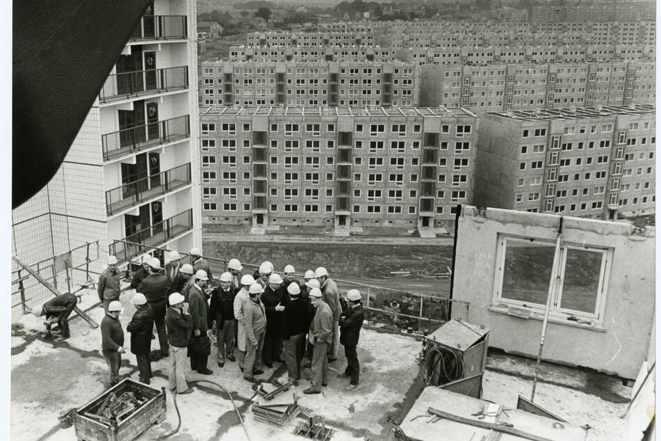 Im Zentrum der Ausstellung "Platte OST WEST" des Stadtmuseums stehen historische Bau- und Wohn-Prozesse in DDR und BRD. Hier ein Plattenbau in Dresden-Gorbitz, circa 1980.