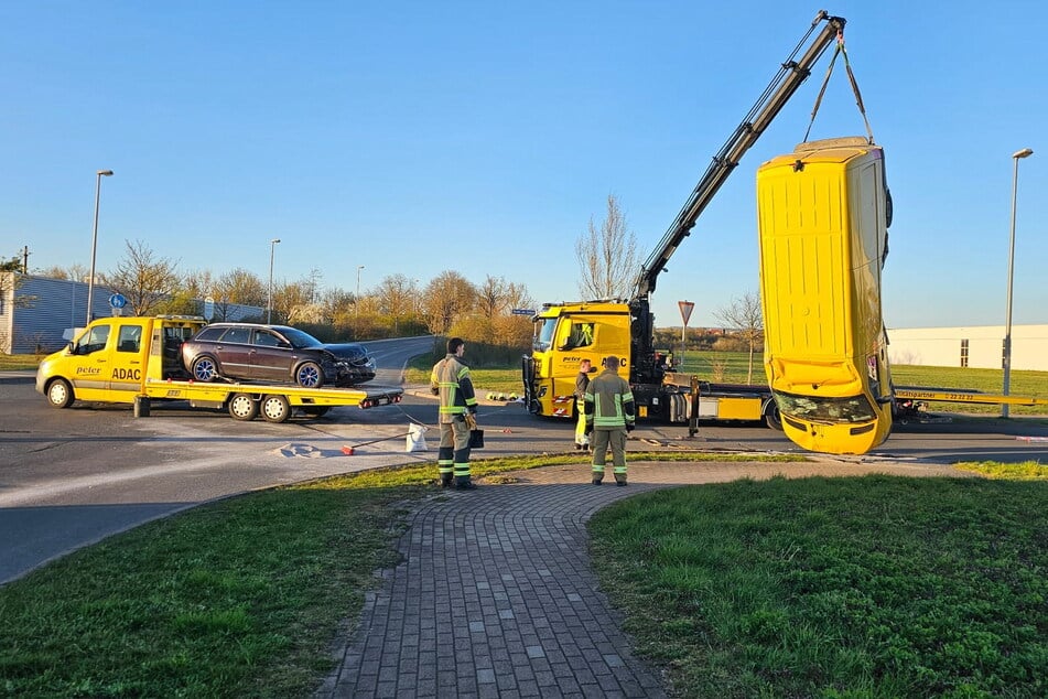 Beide Fahrzeuge mussten abgeschleppt werden.