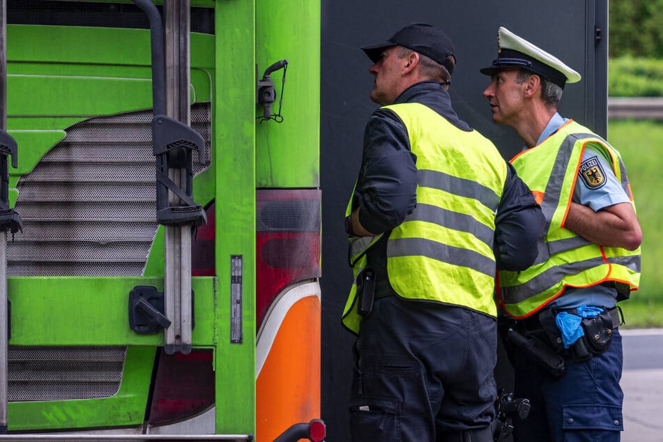 Die Busse wurden auf einem Rasthof bei Neuruppin einer gründlichen Inspektion unterzogen. (Symbolfoto)