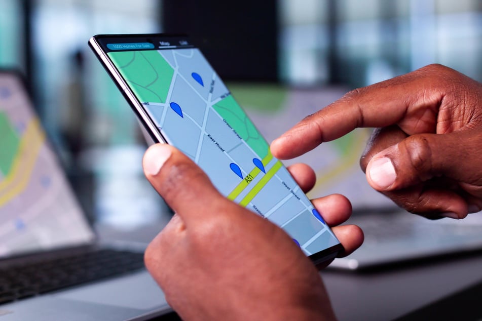 Ihr Ehemann konnte die vermisste 64-Jährige orten und den Rettern die Koordinaten übermitteln. (Symbolbild)