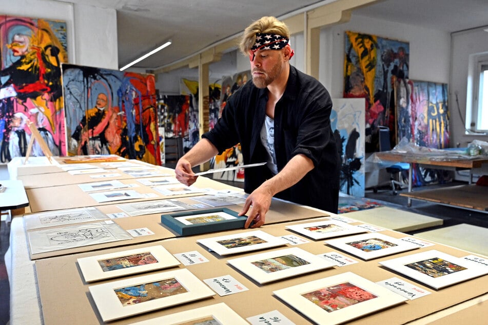 Esteban breitet kleine Arbeiten in seinem Atelier zum Verkauf aus.