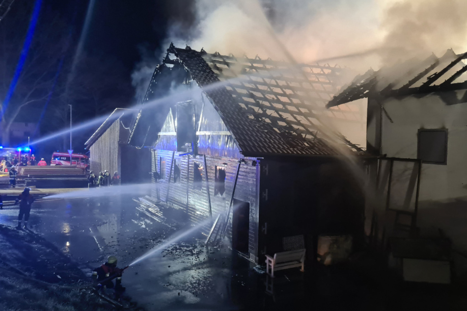 Brand in Zimmerei: Großaufgebot kämpft gegen Flammen