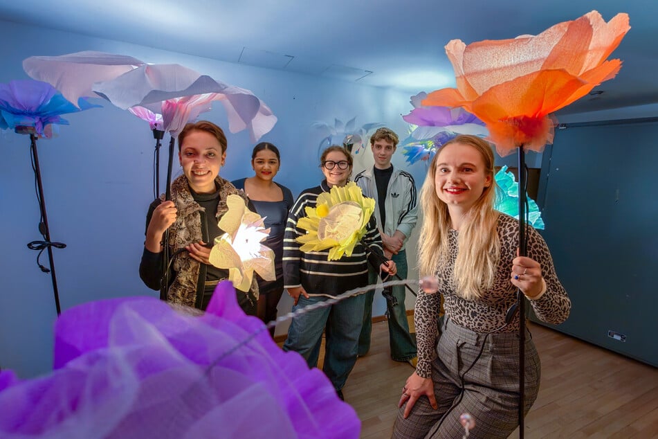 Meerab Hussain (20, v.l.), Ricarda Drewitz (19), Maria Eschenbach (27), Max Eichler (23) und Lena Rothe (30) stehen für das "Betonblühen"-Festival in den Startlöchern.