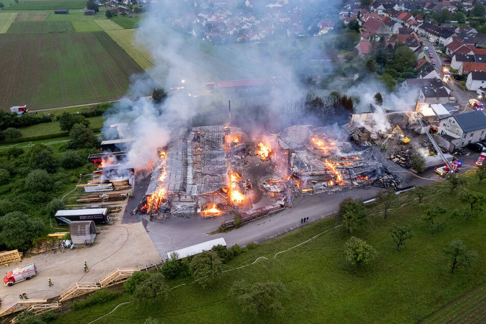 Insgesamt wurden drei Lagerhallen vollständig zerstört.