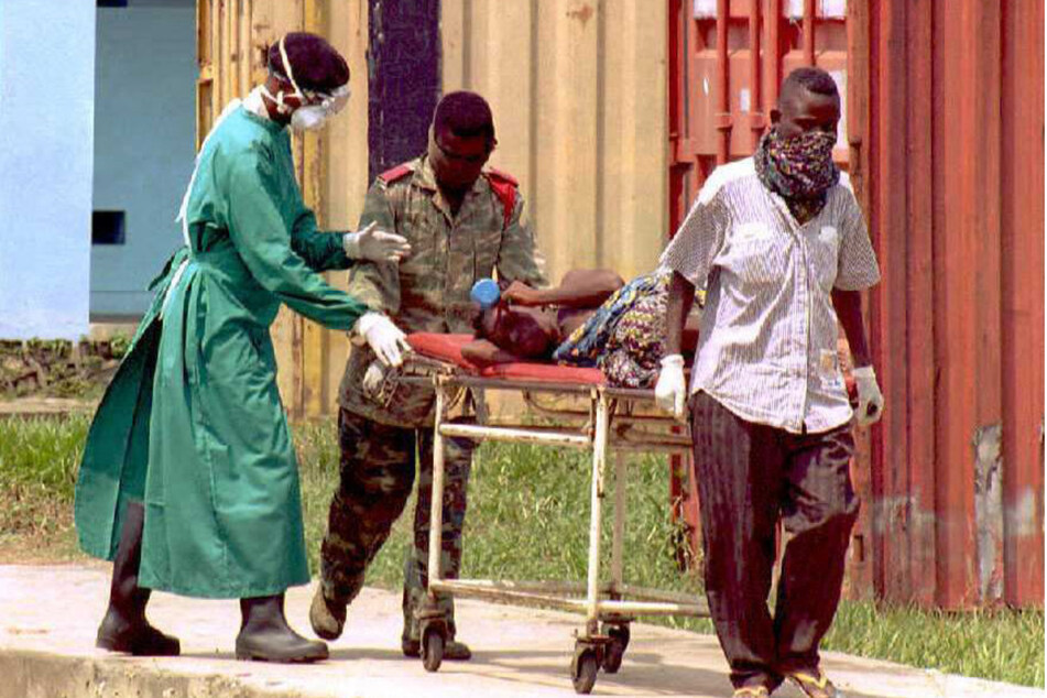 Wenn der Erreger ausbricht, bringt das Ärzte und Helfer häufig an ihre Grenzen. (Archivbild Kongo 1995)
