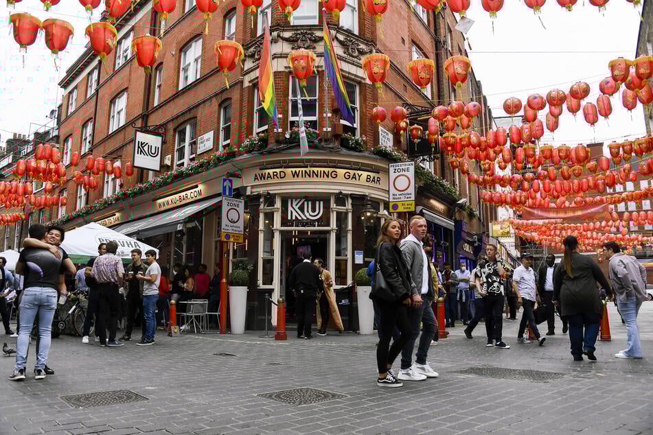 Menschen sitzen und trinken vor einem Pub im Stadtteil Soho. Nach mehr als drei Monaten Schließung wegen der Corona-Pandemie haben die Pubs in England wieder geöffnet.
