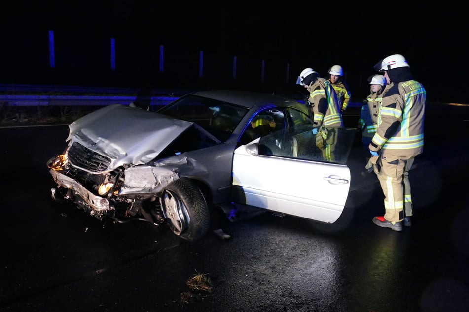 Der Mercedes wurde bei dem Unfall auf der A3 am Sonntagabend schwer beschädigt und musste abgeschleppt werden.