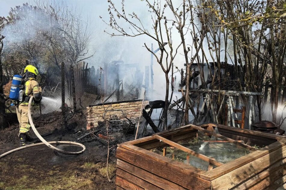 In Wilmersdorf sind zwei Gartenhäuser abgefackelt.