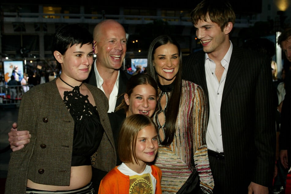 Trotz ihrer Scheidung von Bruce Willis (70, l.) 2000 und ihrer gescheiterten Beziehung mit Ashton Kutcher (47, r.) zog Demi Moore drei Töchter groß - Rumer Willis (37), Scout LaRue Willis (34) und Tallulah Belle Willis (31).