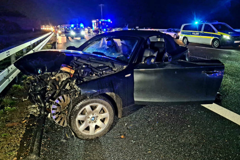 Das Wrack des am Unfall beteiligten BMW weist starke Zerstörungen im Frontbereich auf.