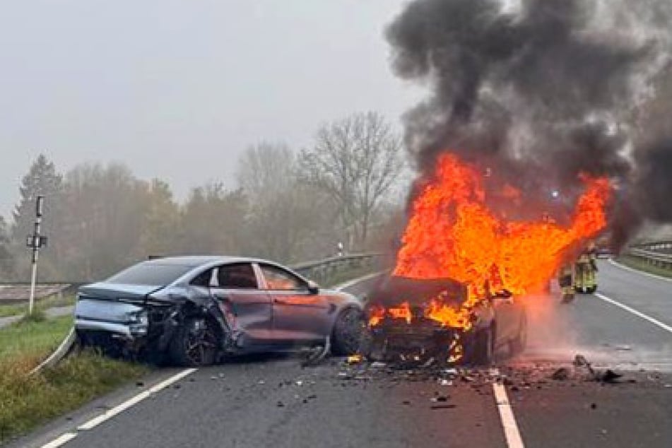 E-Auto gerät in Gegenverkehr: Entgegenkommender Wagen geht in Flammen auf