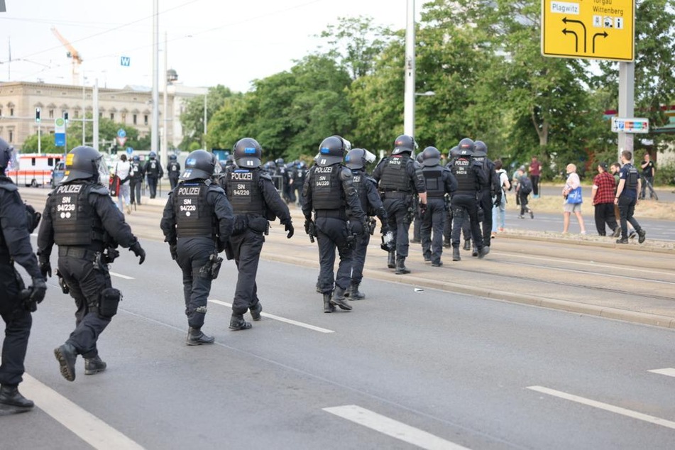 Polizisten sicherten die Demo ab, wurden vereinzelt aber auch angegriffen.