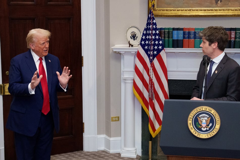 Sam Altman (r.) was present at the White House for Trump's announcement of Stargate.