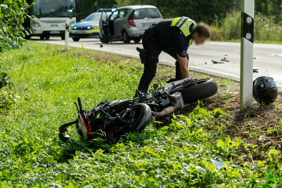 Motorradfahrer kracht in Mercedes und wird lebensgefährlich verletzt