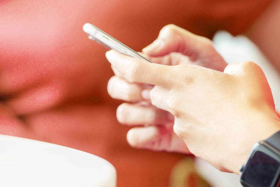 Bundesweit: Polizei warnt vor neuer SMS-Betrugsmasche mit "Steuergelderstattung"