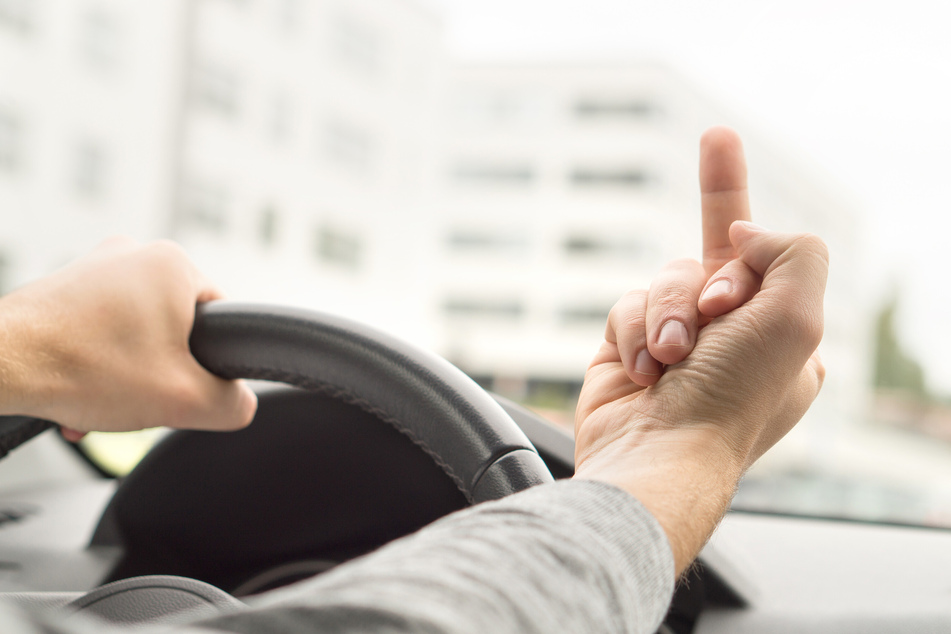 Mittelfinger und Schellen: Zoff unter Autofahrern läuft nach Unfall völlig aus dem Ruder!