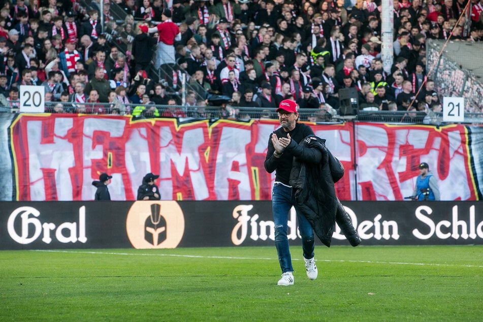 Pele Wollitz (60) spendet den Fans und seinem Team Applaus für die Machtdemonstration gegen die Löwen.