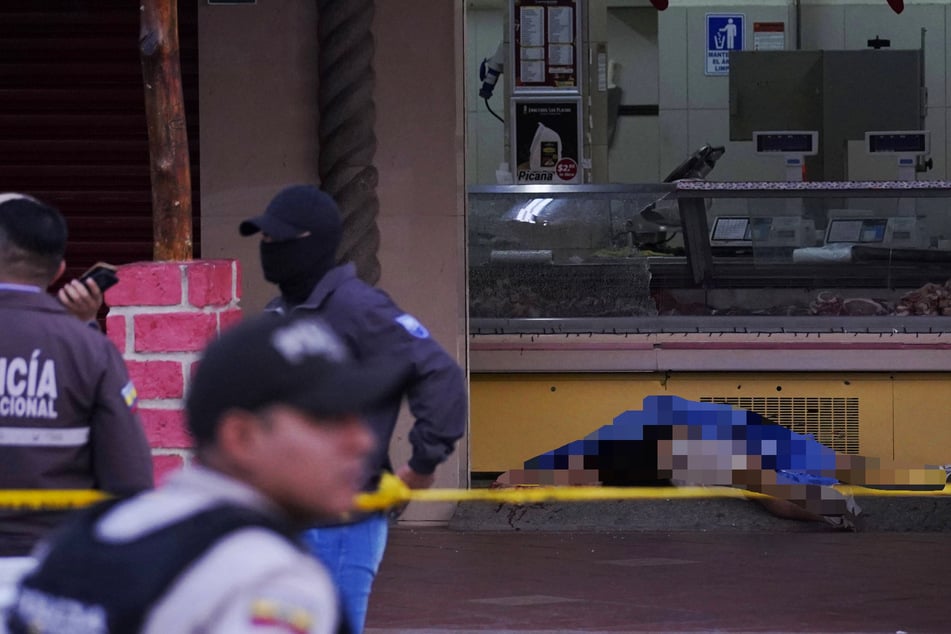 Der Fußball-Nationalspieler wurde vor einem Geschäft auf offener Straße angegriffen.