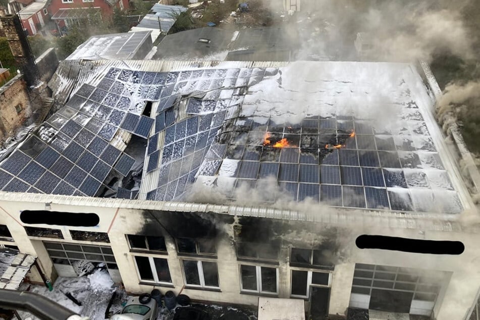 In einer Autowerkstatt in Lutherstadt Eisleben ist am Sonntagabend ein Feuer ausgebrochen. Die Polizei ermittelt zur Brandursache.