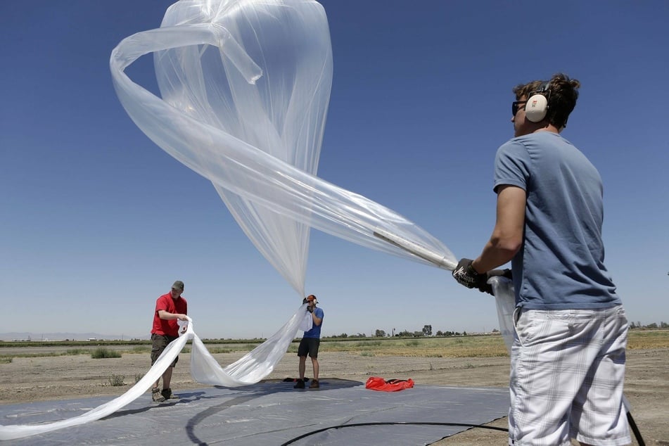 Loon researchers fill a balloon with helium (archive image).