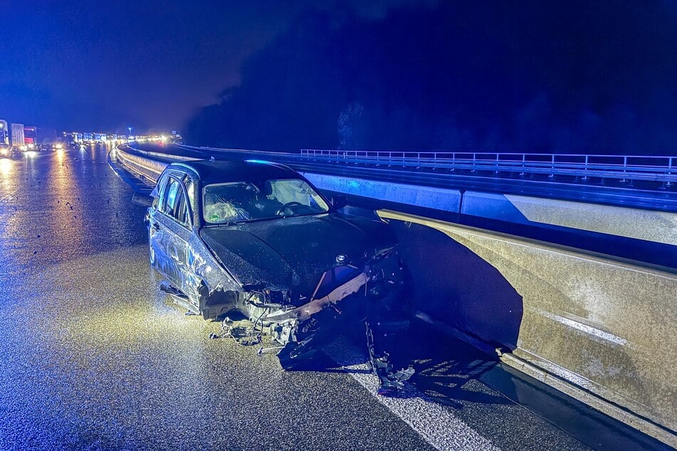 In der Nacht verunglückte ein 23-Jähriger mit seinem BMW auf der A8. Das Auto wurde im vorderen Bereich stark beschädigt.
