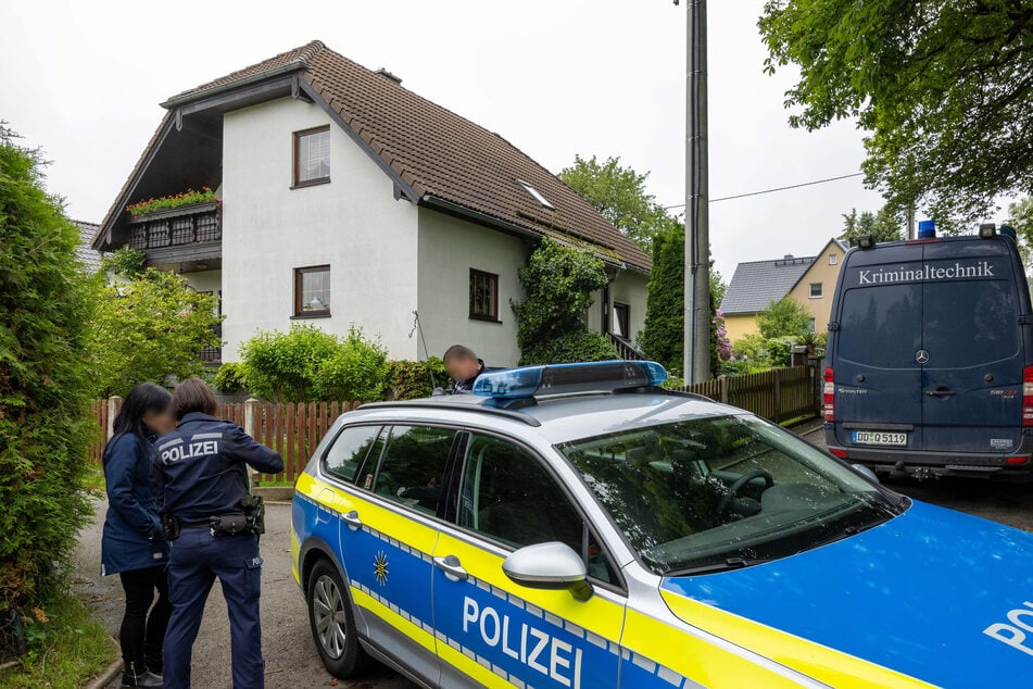 Polizisten am Tatort in Tirpersdorf (Vogtland).