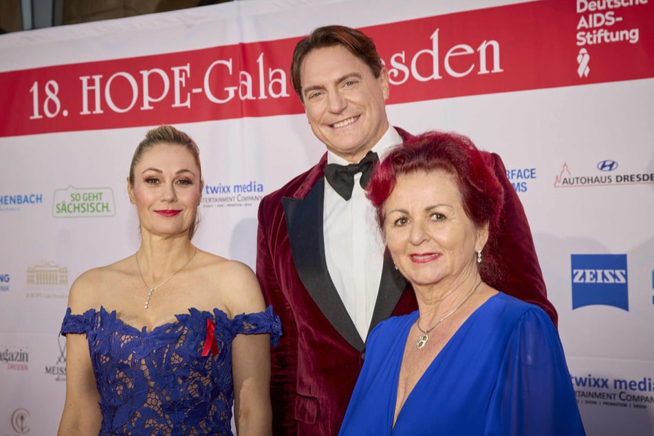 Die Moderatoren des Abends, Ruth Moschner (50, v. l.) und Benjamin Bieneck (43), gemeinsam mit HOPE-Gala-Initiatorin Viola Klein (68).