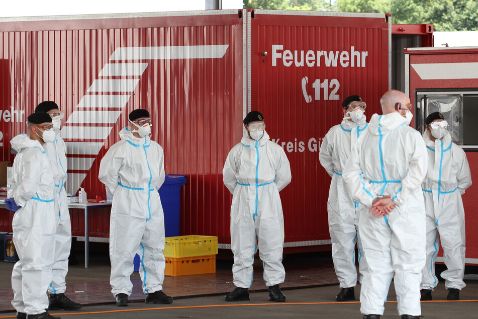 Soldaten der Bundeswehr stehen am Freitag auf dem Betriebsgelände der Firma Tönnies und bereiten sich auf ihren Einsatz vor.