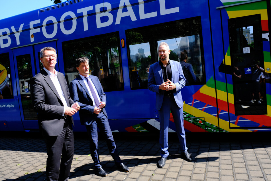 Ulf Middelberg (l.), Geschäftsführer der Leipziger Versorgungs- und Verkehrsgesellschaft, und Stefan Schedler (r.), Gesamtprojektleiter von UEFA EURO 2024 Host City Leipzig, schickten gemeinsam mit Rosenthal die neue Tram auf die Gleise.