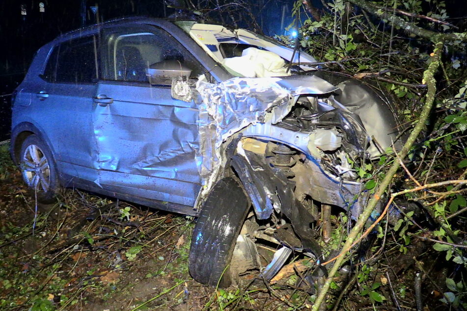 Bei dem Unfall wurde auch der Wagen des mutmaßlichen Einbrechers zum Totalschaden.