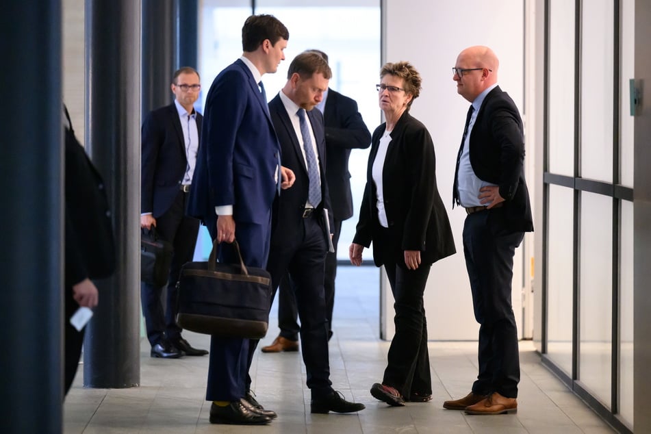 Vor zwei Wochen sprachen Conrad Clemens (45, l.), Michael Kretschmer (2.v.l., beide CDU) und Henning Homann (45, SPD, r.) noch mit Sabine Zimmermann (63, BSW) über eine Koalition. Jetzt ist die vom Tisch.