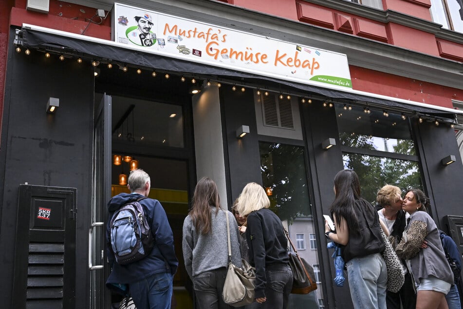 Die Schlange der Döner-Liebhaber bildet sich jetzt gegenüber der alten Bude.
