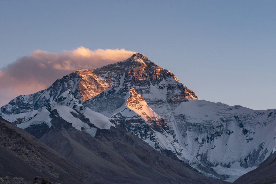 Der Mount Everest thront majestätisch als höchster Berg der Welt im Himalaya.