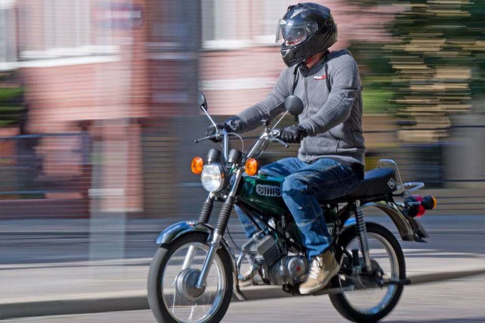 Moped kommt von Straße ab: Jugendlicher schwer verletzt