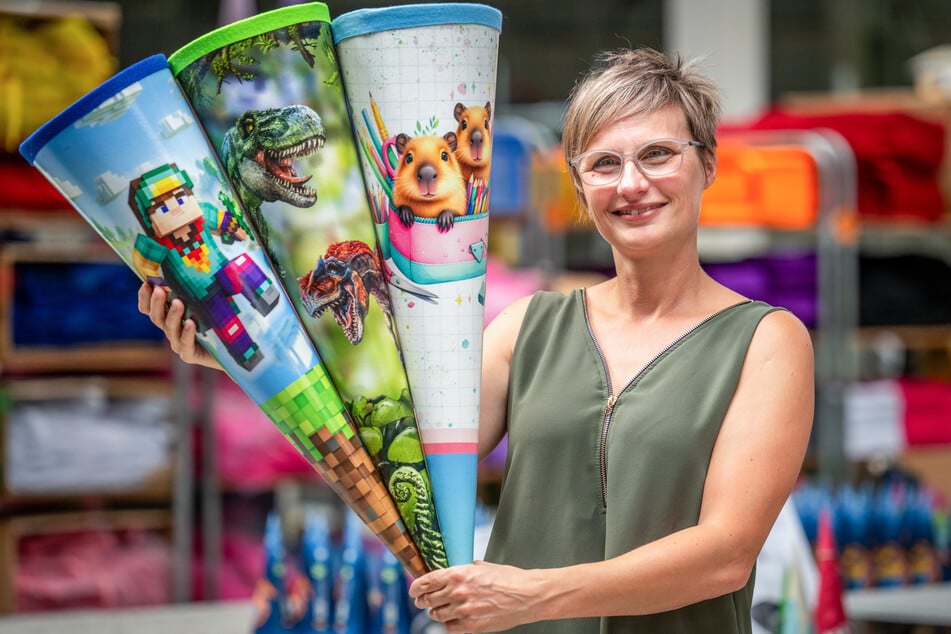 Chefin Bettina Nestler (41) posiert stolz mit den verschiedenen Zuckertüten. Dabei kosten die Tüten je nach Größe und Design zwischen 15 und 29 Euro.