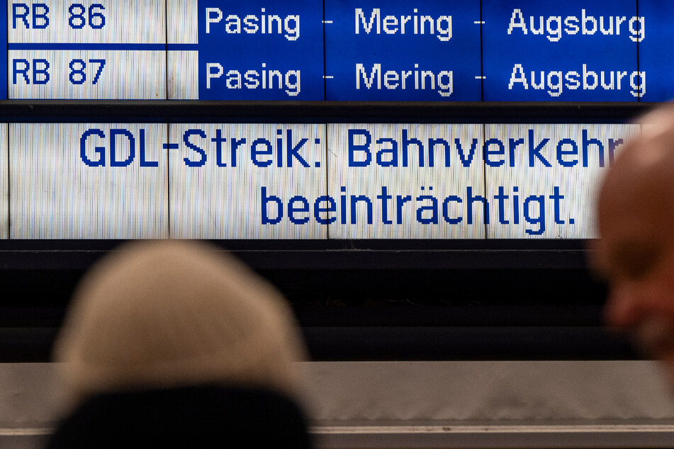 Wer in Bayern mit der Bahn reisen will, sollte sich vorab über seine Verbindung informieren - denn zahlreiche Züge fallen aus.