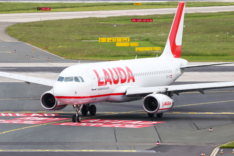 Ein "Laudamotion" Airbus A320 am Düsseldorfer Flughafen. (Symbolbild)