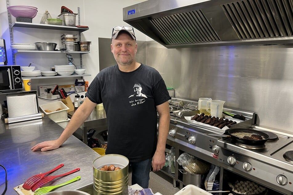 Co-Chef Odo Wehr (51) muss strukturiert vorgehen, um das Essen pünktlich für den Verkauf und die Bestellungen fertig zu bekommen.