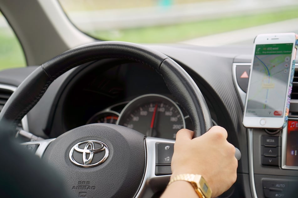 Fahrer mit Taschenrechner hinterm Lenkrad erwischt und zur Kasse gebeten: Bußgeld ist rechtmäßig!