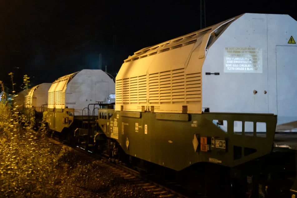 Das Bild zeigt den Spezialzug mit insgesamt sechs Castor-Behältern im Bahnhof von Hünfeld.