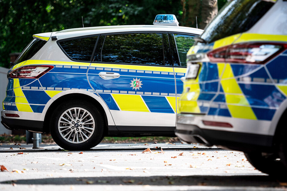 Beziehungsstreit im Auto eskaliert: Mann fährt seine Freundin an!