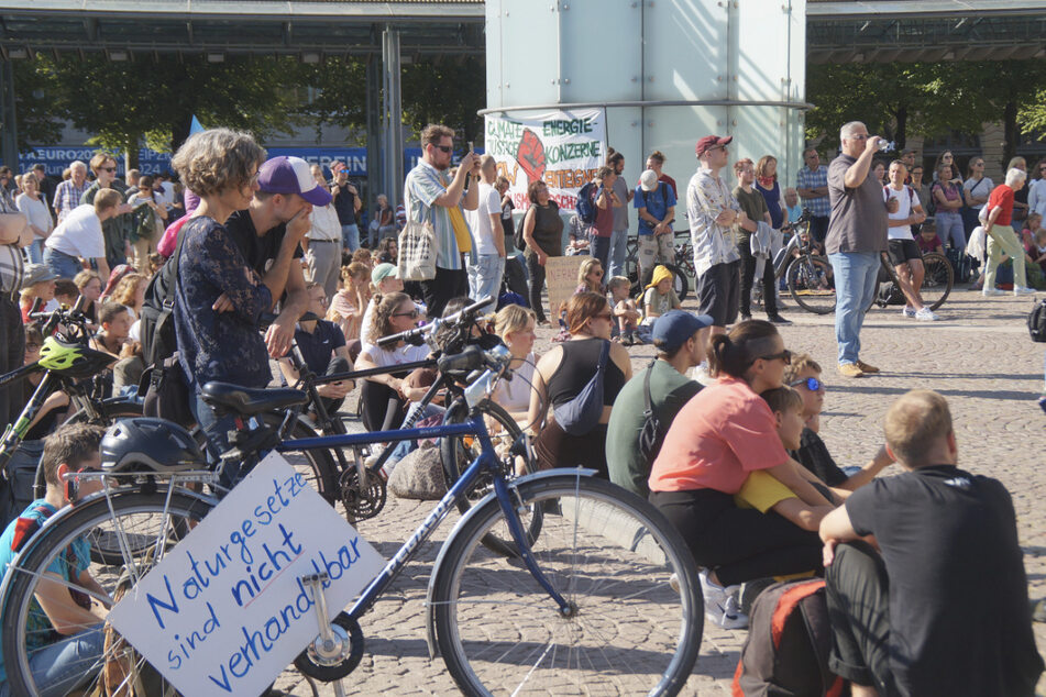 Nach der großen Fridays-For-Future-Demo am Freitag in Leipzig hagelt es nun Kritik an der Gerda-Taro-Schule. Die Schüler der 10. Klasse sollen verpflichtet worden sein, an der Demo teilzunehmen.