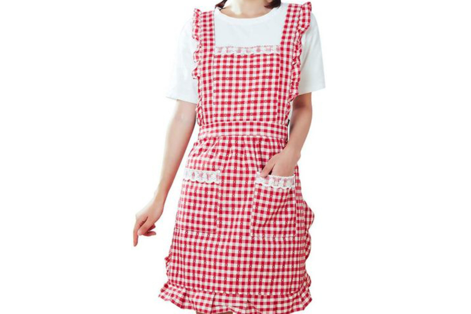 Ein lustiges Geschenk für Frauen ist z.B. diese Retro-Küchenschürze mit Rüschen.