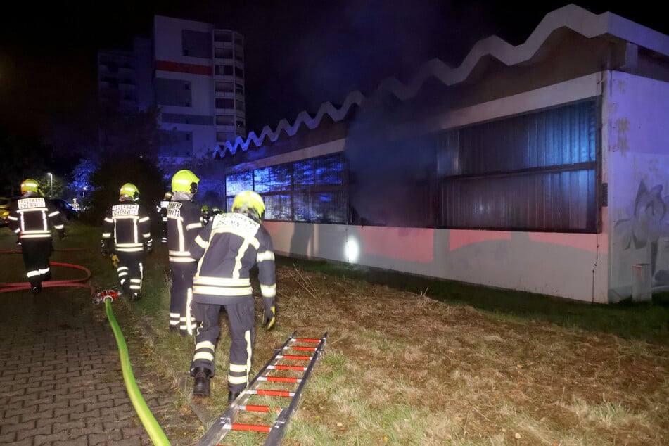 Dunkler Rauch stieg aus den Fenstern: Am Sonntagabend brannte in Chemnitz-Markersdorf eine Turnhalle.