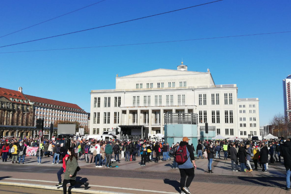 Der Augustusplatz füllt sich langsam.