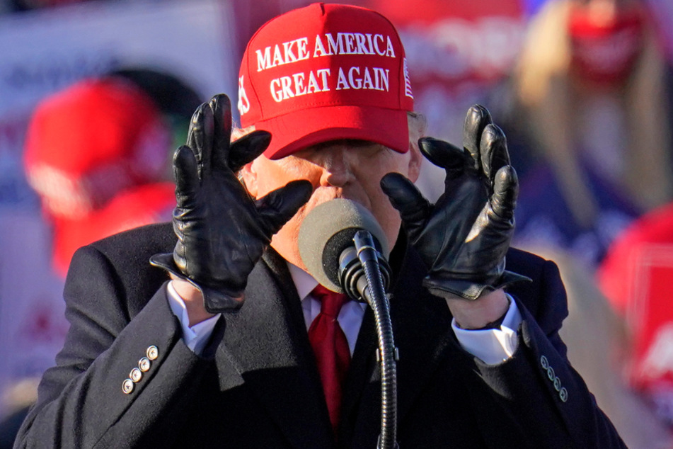 Will keine Spielchen spielen: US-Präsident Trump (74). Ursprünglich sollte sein Wahl-Slogan "Keep America Great" lauten. Doch offenbar passt das momentan nicht und so muss nun wieder "Make America Great Again" als Slogan herhalten. Hier zu lesen auf dem Basecap von Trump.
